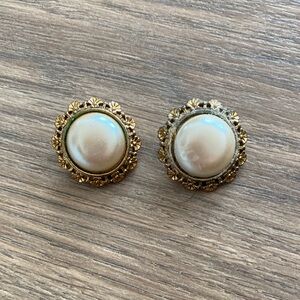 VINTAGE PEARL ROUND GOLD SEASHELL EDGE CLIP ON EARRINGS